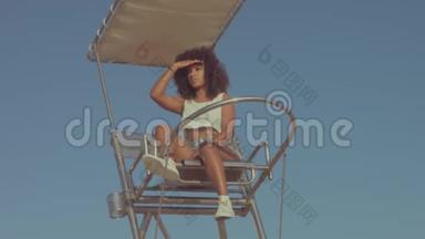 户外混合种族黑人女青年，夏季日落光线，巴塞罗那海滩地带